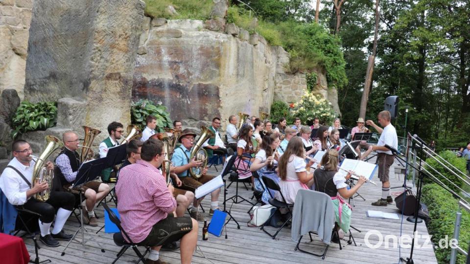 Musiker der Hahnbacher Marktbläser und der Blaskapelle Ammerthal leiteten gemeinsam mit zünftiger Blasmusik das Fest auf dem Schönberg ein.
Beide Gruppen waren bereits in Südkorea auf Konzert-Tour. Bild: myd