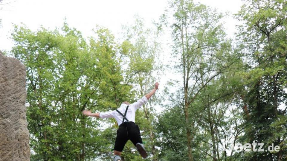 Neben sauberem Schuhplatteln sind akrobatische Einlagen ein Markenzeichen der Schwarzenbacher Schenkelzinterer. Bei ihrer Südkorea-Tour 2016 gewannen sie auch die Herzen der Südkoreanierinnen. Bild: myd
