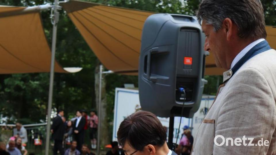 Der Generalkonsul der Republik Korea Chang Rok Keum, zuständig für koreanische Angelegenheiten in Bayern, reiste aus Frankfurt an, um zusammen mit Bürgermeister Edgar Knobloch das Fest zu eröffnen. Dabei trug er sich in das goldene Buch der Stadt Grafenwöhr ein. Bild: myd