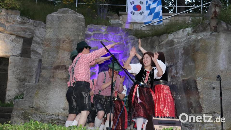 Mit viel Schwung bot der Jodelclub Enzian aus Incheon einen Volkstanz dar. Bild: myd