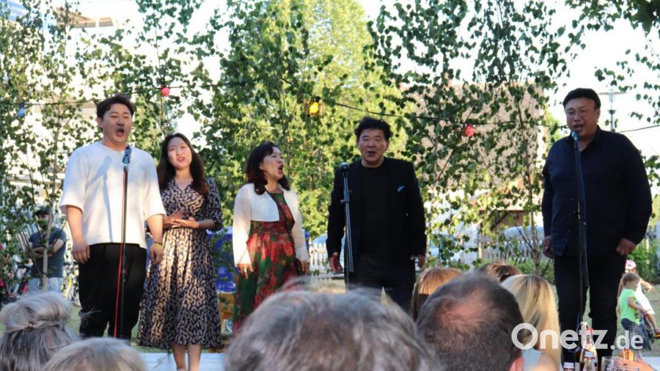 Gartenfest der Schwarzenbacher Schenkelzinterer
Mit Arien aus verschiedenen Opern gaben diese fünf koreanischen Opernsänger dem Gartenfest eine besondere Note Bild: myd