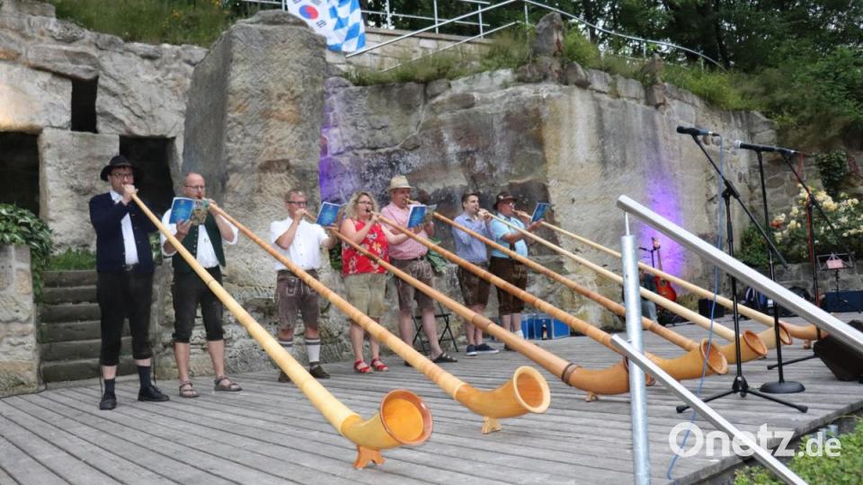 Unter anderem die Alfons-Polka gaben die Alphornbläser aus Hahnbach zum Besten. Bild: myd