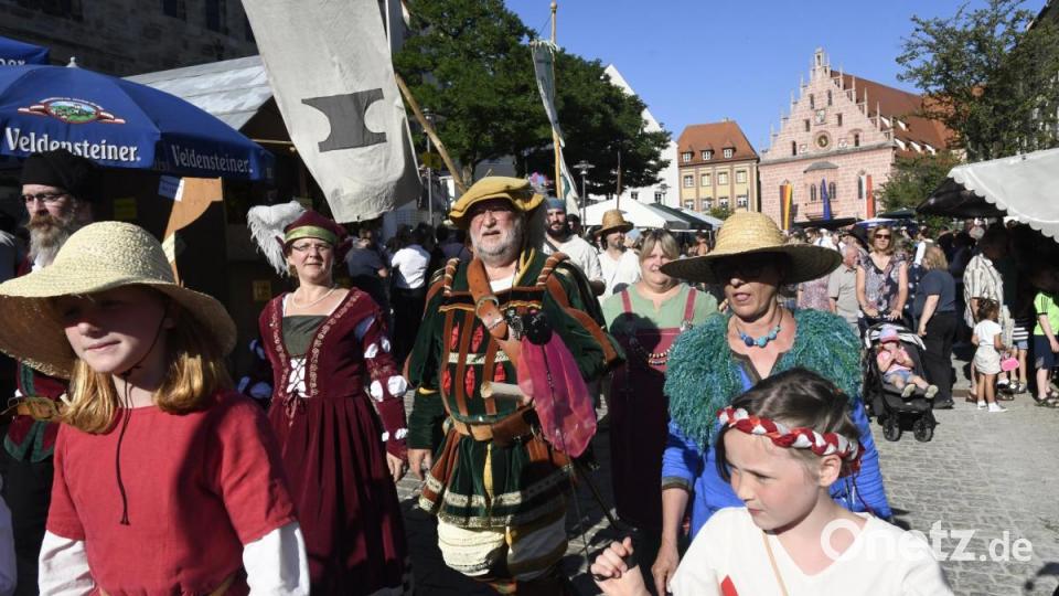 Bilder von der Eröffnung des 43. Sulzbach-Rosenberger Altstadtfestes am Freitagabend. Bild: Petra Hartl