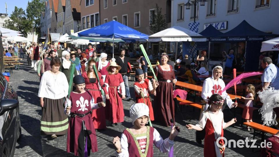 Bilder von der Eröffnung des 43. Sulzbach-Rosenberger Altstadtfestes am Freitagabend. Bild: Petra Hartl