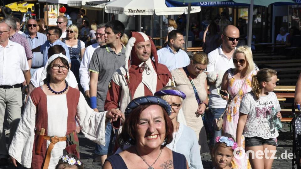 Bilder von der Eröffnung des 43. Sulzbach-Rosenberger Altstadtfestes am Freitagabend. Bild: Petra Hartl