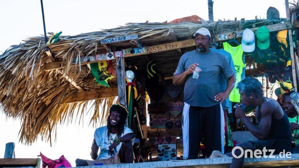 Absacker in der Pelican-Bar in Treasure Beach/Jamaika. Bild: Tom Wirth