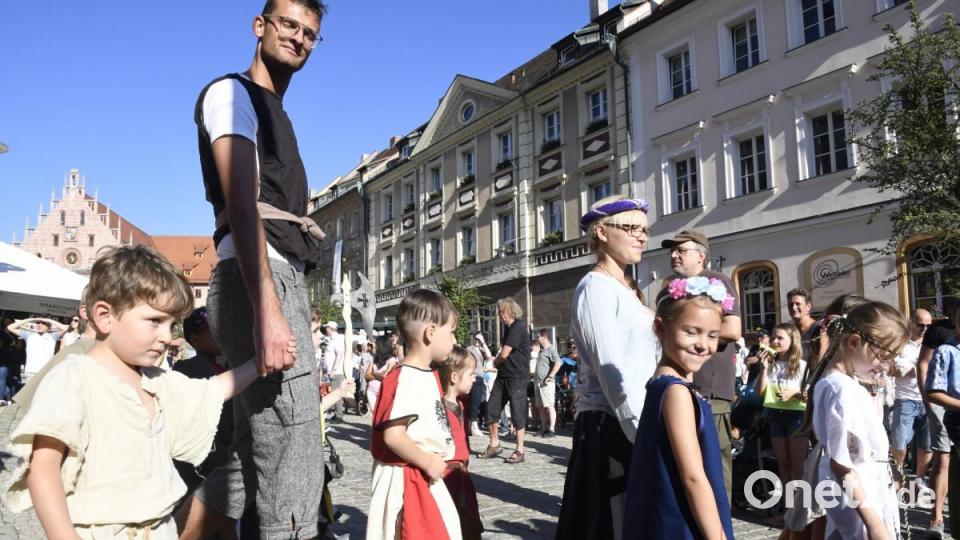Bilder von der Eröffnung des 43. Sulzbach-Rosenberger Altstadtfestes am Freitagabend. Bild: Petra Hartl