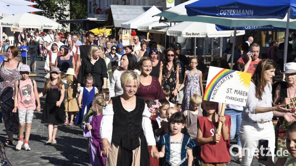 Bilder von der Eröffnung des 43. Sulzbach-Rosenberger Altstadtfestes am Freitagabend. Bild: Petra Hartl