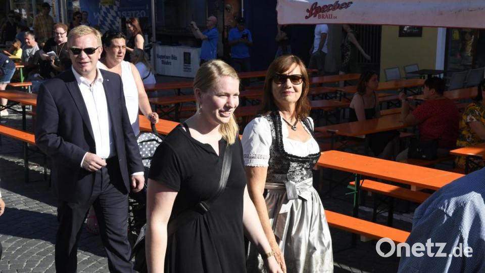 Bilder von der Eröffnung des 43. Sulzbach-Rosenberger Altstadtfestes am Freitagabend. Bild: Petra Hartl