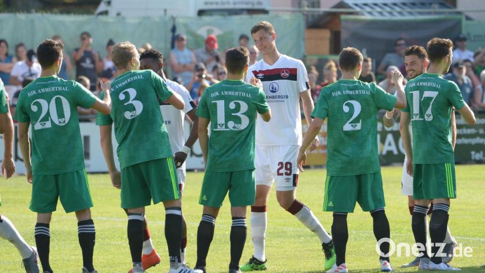 Wieder daheim in der Oberpfalz: Patrick Erras (Mitte) begrüßt die Spieler der DJK Ammerthal Bild: ref