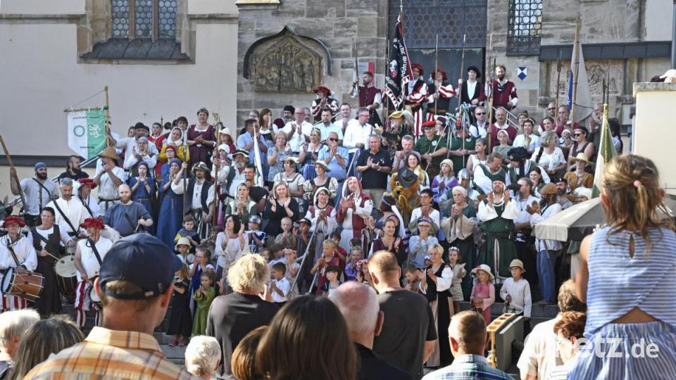 Auf den Stufen von St. Marien und mit vielen historisch Gewandeten startet traditionsgemäß das Altstadtfest. Bild: Petra Hartl