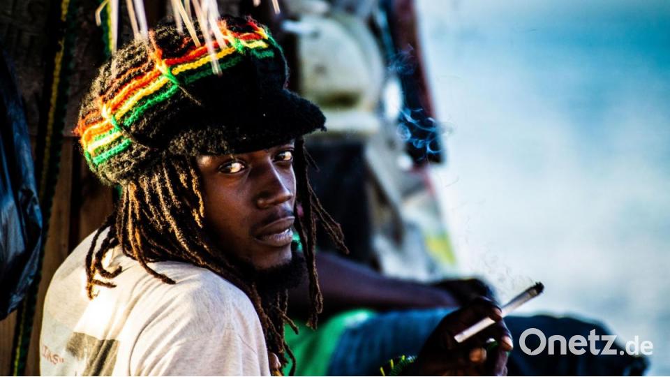 Rastaman in der Pelican-Bar in Treasure Beach/Jamaika. Bild: Tom Wirth