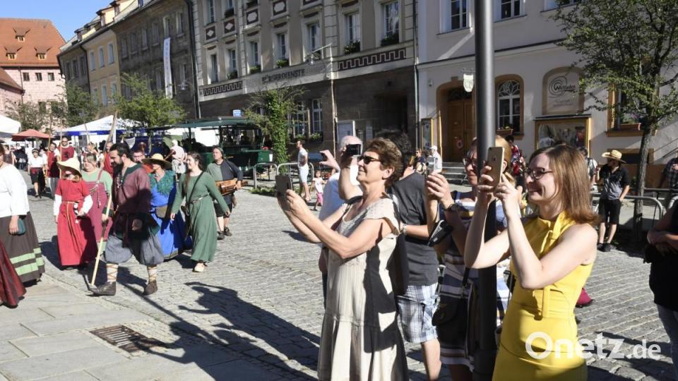 Bilder von der Eröffnung des 43. Sulzbach-Rosenberger Altstadtfestes am Freitagabend. Bild: Petra Hartl