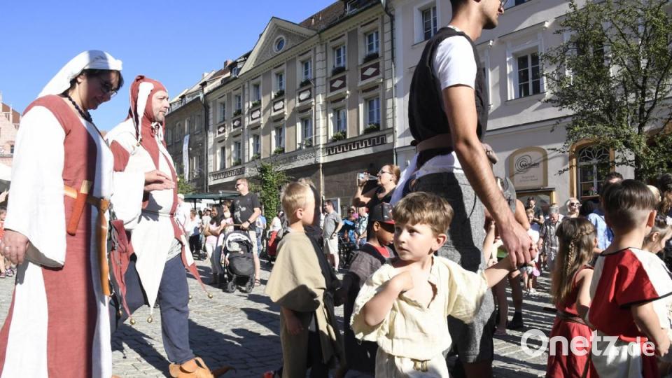 Bilder von der Eröffnung des 43. Sulzbach-Rosenberger Altstadtfestes am Freitagabend. Bild: Petra Hartl