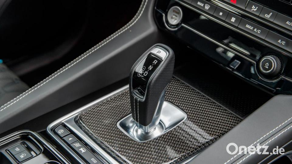 Rückkehr zum Bewährten: Weil von den Kunden nicht geliebt, hat Jaguar den Drehregler für die Automatik durch einen sportlichen Shift-Ganghebel ersetzt. Bild: Jaguar