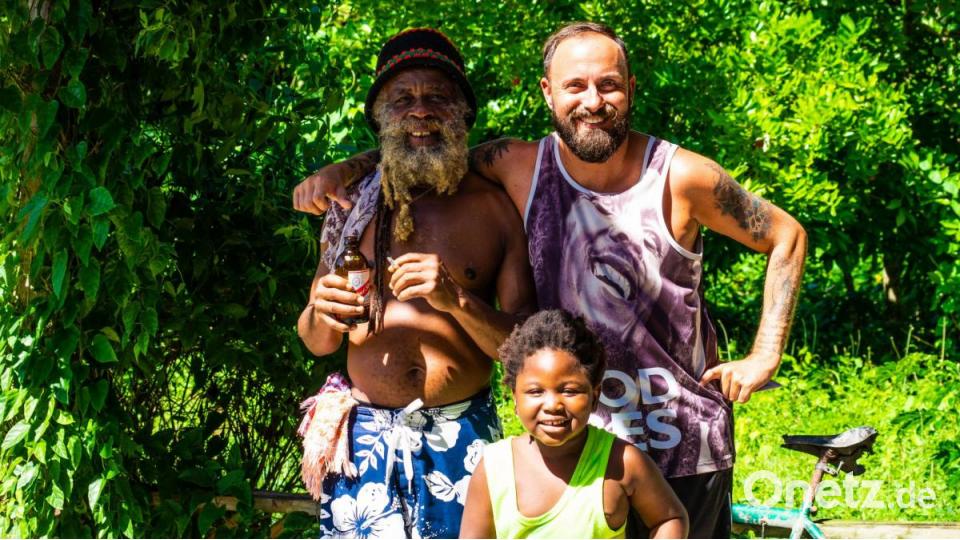 Alt-Rasta &quot;Sexy Rexy&quot; aus Negril/Jamaika ist dem deutschen TV-Publikum aus der Pro-7-Serie &quot;Circus Halligalli&quot; mit Joko und Klaas bekannt. Für ein Foto mit dem Jamaikaner stellt sich Tom Wirth auch mal gerne vor die Kamera. Bild: Tom Wirth