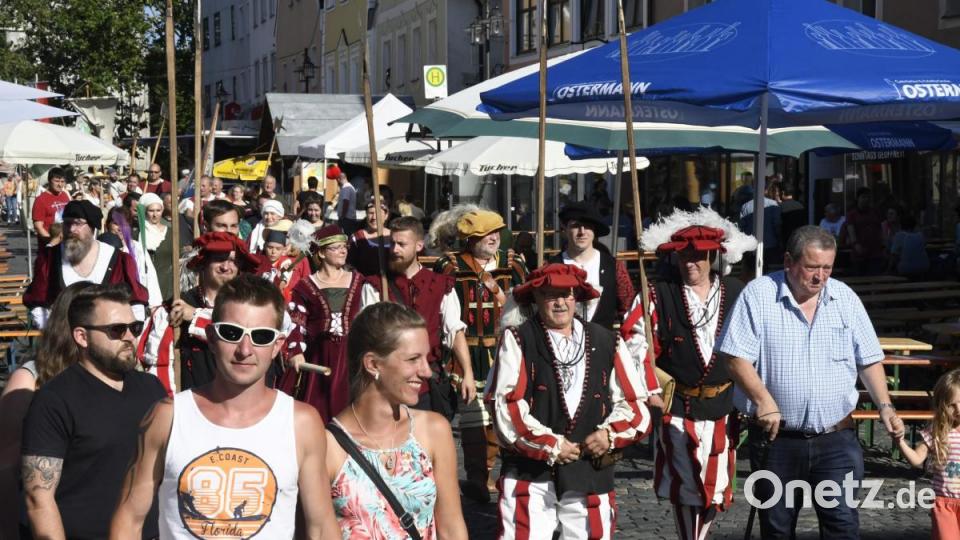Bilder von der Eröffnung des 43. Sulzbach-Rosenberger Altstadtfestes am Freitagabend. Bild: Petra Hartl