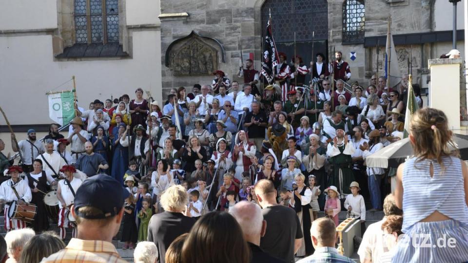Bilder von der Eröffnung des 43. Sulzbach-Rosenberger Altstadtfestes am Freitagabend. Bild: Petra Hartl