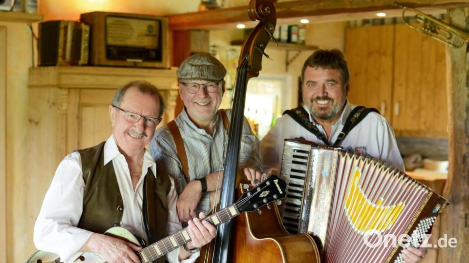 Echte Oberpfälzer: Die „Zoigl-Lauser“ (von links) Roman Karl, Dieter Seidl und Roland Hansl spielen Sonntag am Oberen Markt Richtung Oberes Tor (Nummer 6 auf der Karte). 	Bild: Fotostudio Kraus, Vohenstrauß Bild: Fotostudio Kraus, Vohenstrauß