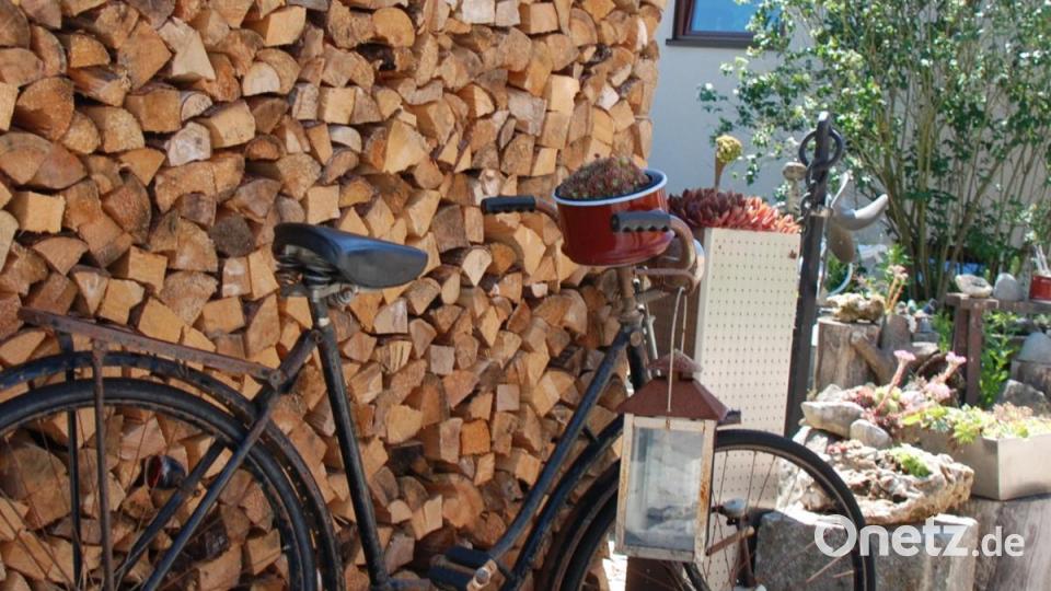 Kreativ-Bereich der Familie Kroneder mit Eisen und Findlingen. Bild: Portner