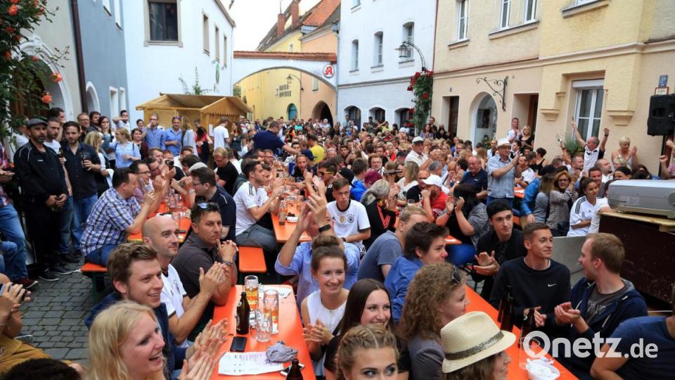 Das Bürgerfest Weiden wartet wieder mit einem umfassenden Programm auf. Auf insgesamt sieben Bühnen gibt es Live-Musik und DJ-Auftritte. Rundherum bieten 65 Stände Interessantes und Leckeres. Bild: Gabi Schönberger