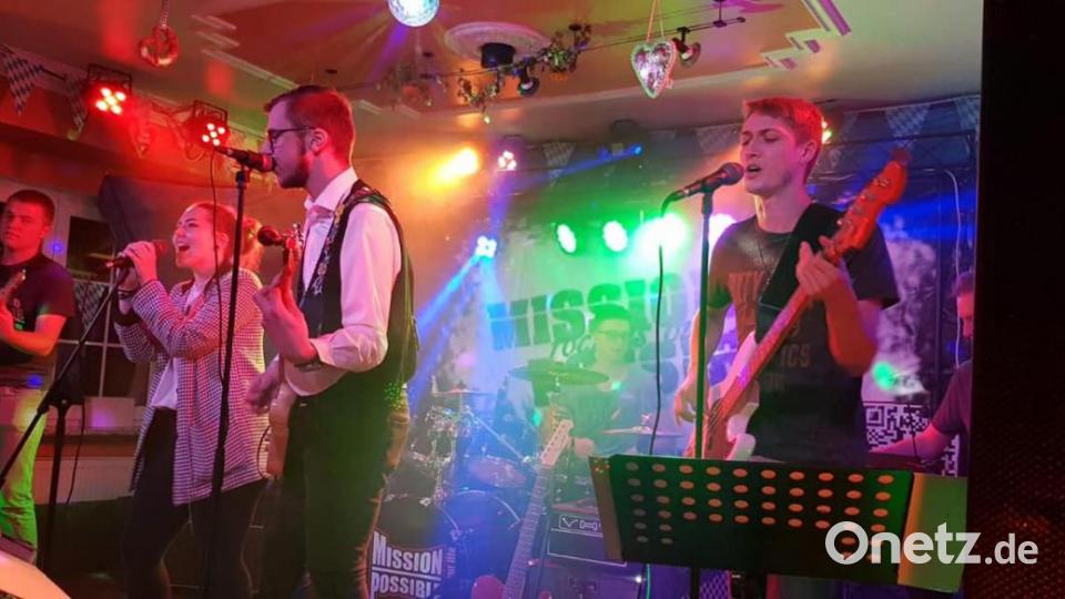 „Mission Possible“ rocken die Bühne auf dem Weiden-am-See-Platz (Nummer 5 auf der Karte). Bild: exb