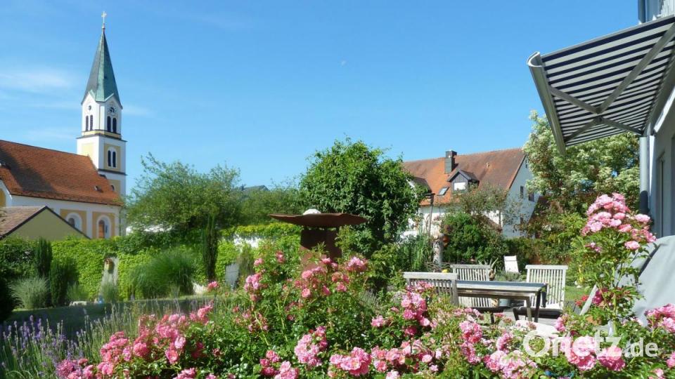 Rosen-Terrasse der Fam. Müller/Schmid mit Blick zur Kneitinger Kirche. Bild: Portner