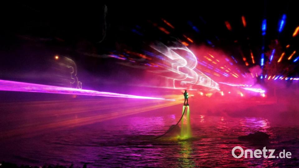 8000 Menschen ließen sich am Samstagabend von der Lasershow im Fischhofpark verzaubern. Der Tirschenreuther &quot;cooltour&quot;-Sommer ist zur Marke geworden und lockt die Leute aus nah und fern. Bild: tr
