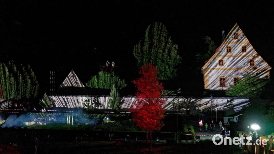 8000 Menschen ließen sich am Samstagabend von der Lasershow im Fischhofpark verzaubern. Der Tirschenreuther &quot;cooltour&quot;-Sommer ist zur Marke geworden und lockt die Leute aus nah und fern. Bild: tr