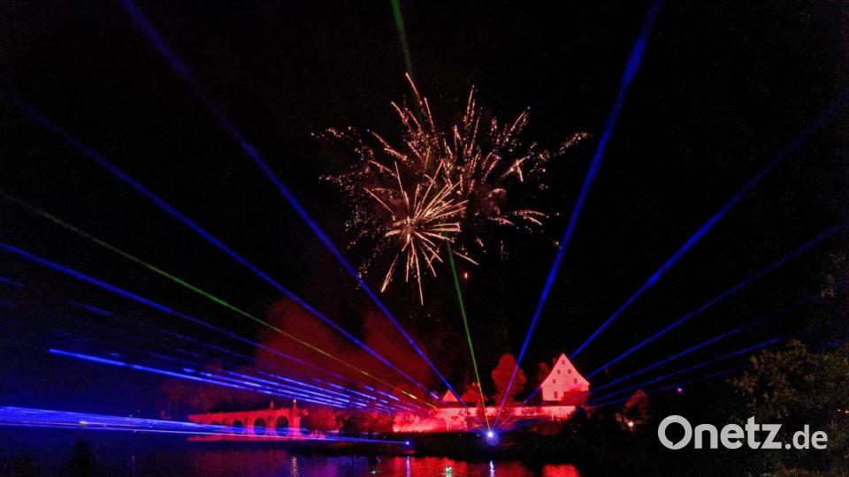 8000 Menschen ließen sich am Samstagabend von der Lasershow im Fischhofpark verzaubern. Der Tirschenreuther &quot;cooltour&quot;-Sommer ist zur Marke geworden und lockt die Leute aus nah und fern. Bild: tr