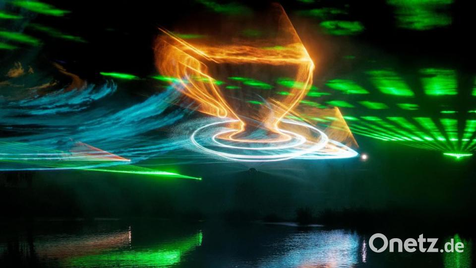 8000 Menschen ließen sich am Samstagabend von der Lasershow im Fischhofpark verzaubern. Der Tirschenreuther &quot;cooltour&quot;-Sommer ist zur Marke geworden und lockt die Leute aus nah und fern. Bild: tr