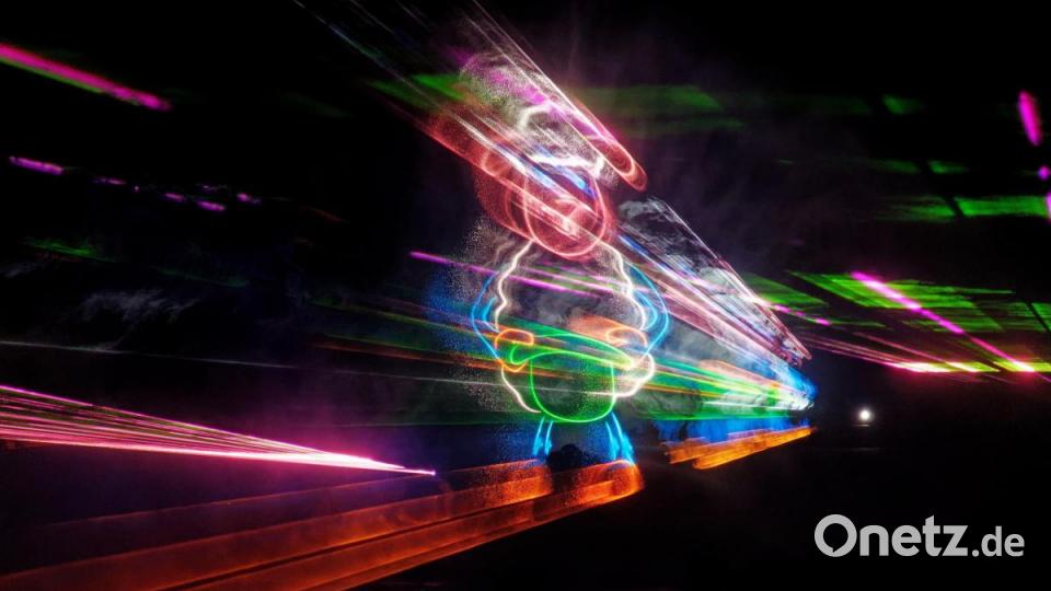 8000 Menschen ließen sich am Samstagabend von der Lasershow im Fischhofpark verzaubern. Der Tirschenreuther &quot;cooltour&quot;-Sommer ist zur Marke geworden und lockt die Leute aus nah und fern. Bild: tr