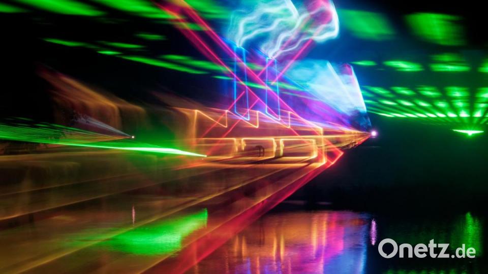 8000 Menschen ließen sich am Samstagabend von der Lasershow im Fischhofpark verzaubern. Der Tirschenreuther &quot;cooltour&quot;-Sommer ist zur Marke geworden und lockt die Leute aus nah und fern. Bild: tr