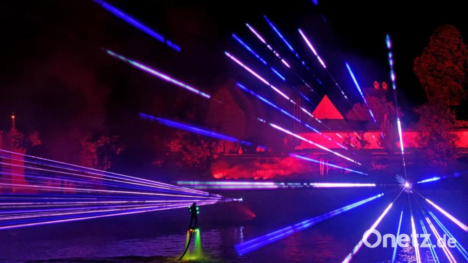 8000 Menschen ließen sich am Samstagabend von der Lasershow im Fischhofpark verzaubern. Der Tirschenreuther &quot;cooltour&quot;-Sommer ist zur Marke geworden und lockt die Leute aus nah und fern. Bild: tr