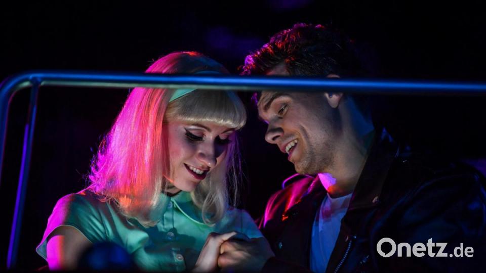 Romanze mit Happy-End: Danny (Lucas Baier) und Sandy (Lisa Radl) "kriegen" sich am Schluss des Stückes. Bild: Luisenburg-Festspiele/Miedl