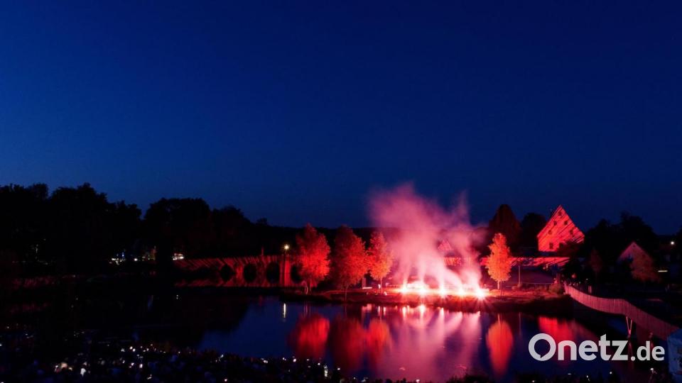8000 Menschen ließen sich am Samstagabend von der Lasershow im Fischhofpark verzaubern. Der Tirschenreuther &quot;cooltour&quot;-Sommer ist zur Marke geworden und lockt die Leute aus nah und fern. Bild: tr