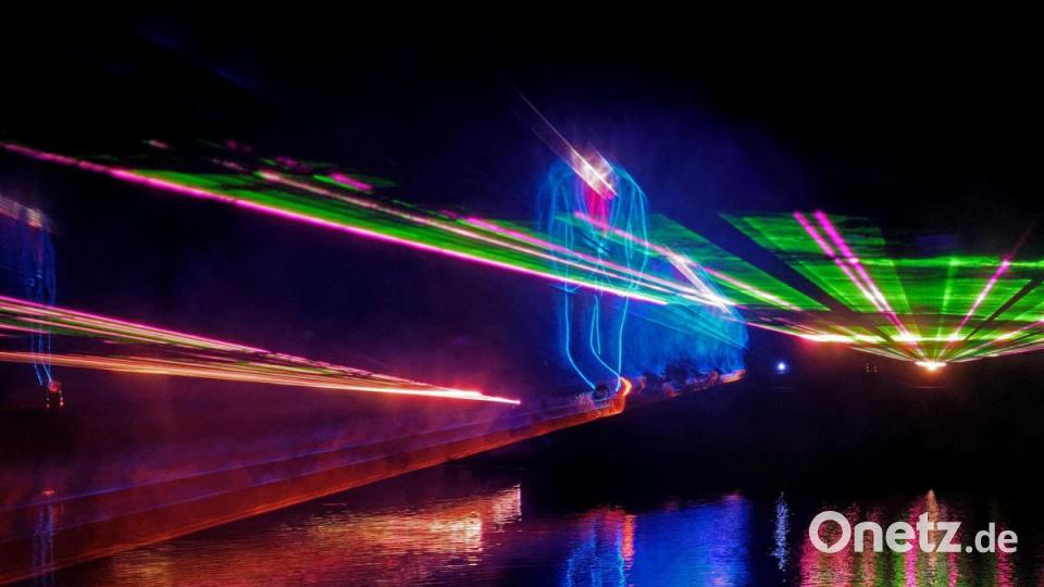 8000 Menschen ließen sich am Samstagabend von der Lasershow im Fischhofpark verzaubern. Der Tirschenreuther &quot;cooltour&quot;-Sommer ist zur Marke geworden und lockt die Leute aus nah und fern. Bild: tr
