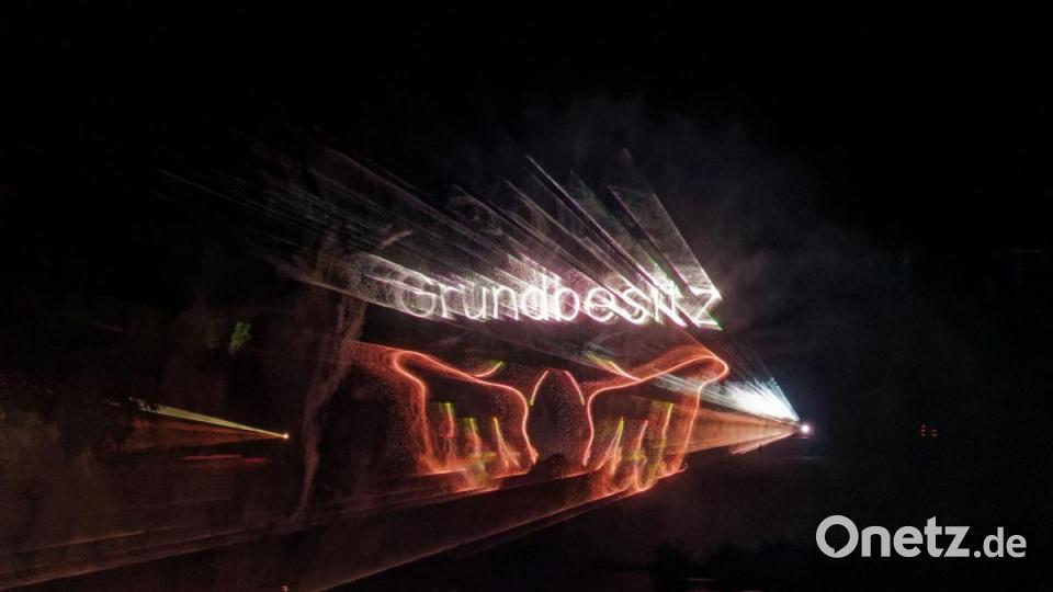 8000 Menschen ließen sich am Samstagabend von der Lasershow im Fischhofpark verzaubern. Der Tirschenreuther &quot;cooltour&quot;-Sommer ist zur Marke geworden und lockt die Leute aus nah und fern. Bild: tr