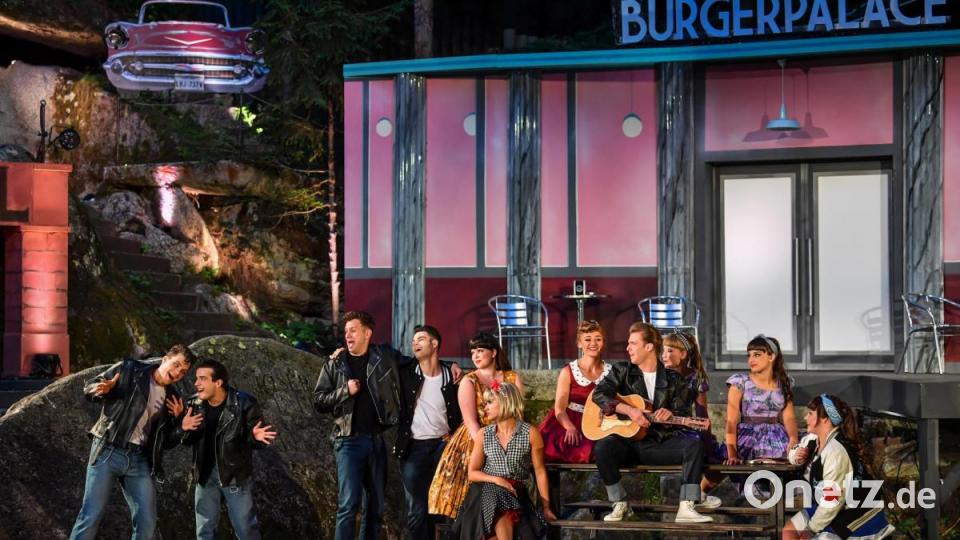 Mit fetzigen Choreographien begeistert das Ensemble bei der Premiere des Musicals "Grease" bei den Luisenburg-Festspielen. Bild: Luisenburg-Festspiele/Miedl