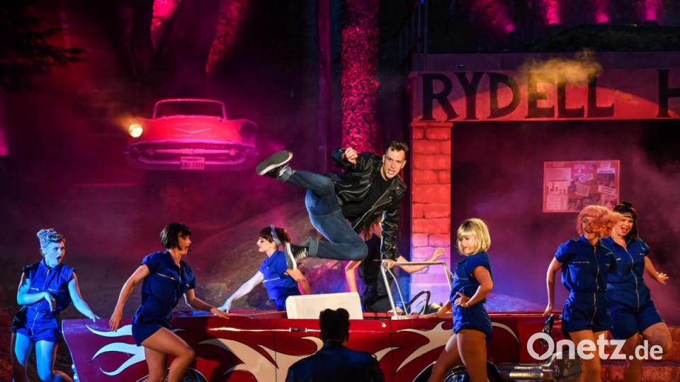 Mit fetzigen Choreographien begeistert das Ensemble bei der Premiere des Musicals "Grease" bei den Luisenburg-Festspielen. Bild: Luisenburg-Festspiele/Miedl