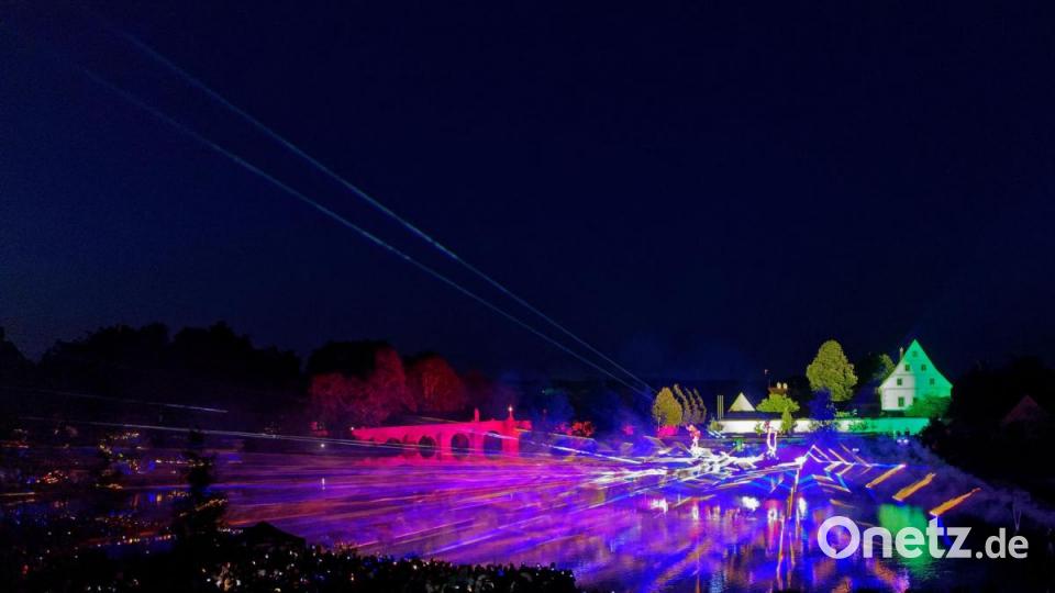 8000 Menschen ließen sich am Samstagabend von der Lasershow im Fischhofpark verzaubern. Der Tirschenreuther &quot;cooltour&quot;-Sommer ist zur Marke geworden und lockt die Leute aus nah und fern. Bild: tr