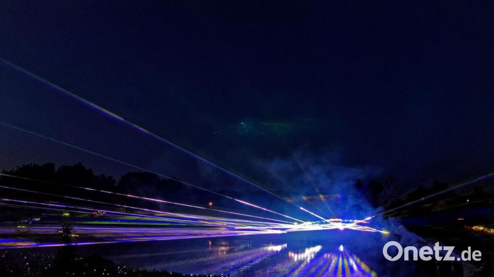 8000 Menschen ließen sich am Samstagabend von der Lasershow im Fischhofpark verzaubern. Der Tirschenreuther &quot;cooltour&quot;-Sommer ist zur Marke geworden und lockt die Leute aus nah und fern. Bild: tr