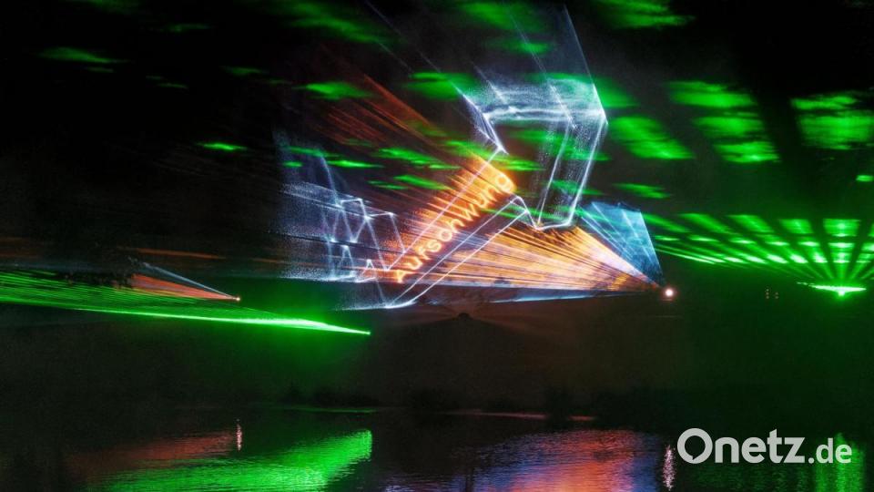 8000 Menschen ließen sich am Samstagabend von der Lasershow im Fischhofpark verzaubern. Der Tirschenreuther &quot;cooltour&quot;-Sommer ist zur Marke geworden und lockt die Leute aus nah und fern. Bild: tr
