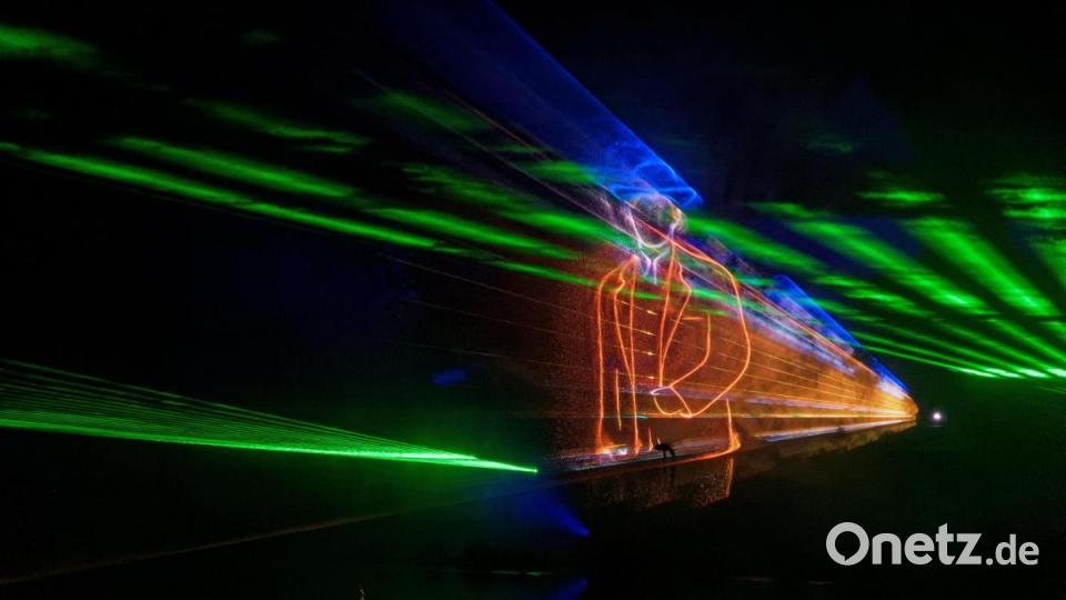 8000 Menschen ließen sich am Samstagabend von der Lasershow im Fischhofpark verzaubern. Der Tirschenreuther &quot;cooltour&quot;-Sommer ist zur Marke geworden und lockt die Leute aus nah und fern. Bild: tr