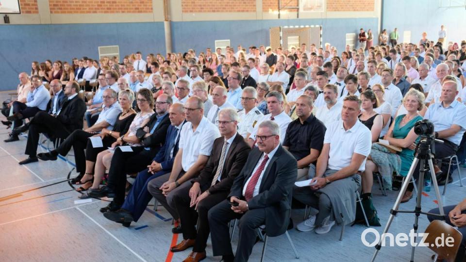 Die Mehrzweckhalle ist am Freitag voll besetzt. Viele Eltern und Gäste lassen es sich nicht nehmen, bei der Abi-Abschlussfeier dabei zu sein. Bild: do