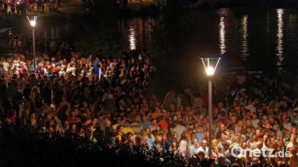 8000 Menschen ließen sich am Samstagabend von der Lasershow im Fischhofpark verzaubern. Der Tirschenreuther &quot;cooltour&quot;-Sommer ist zur Marke geworden und lockt die Leute aus nah und fern. Bild: tr