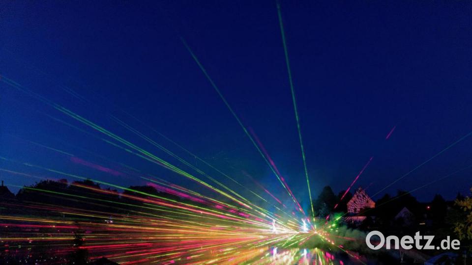 8000 Menschen ließen sich am Samstagabend von der Lasershow im Fischhofpark verzaubern. Der Tirschenreuther &quot;cooltour&quot;-Sommer ist zur Marke geworden und lockt die Leute aus nah und fern. Bild: tr