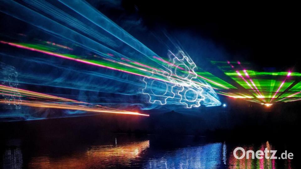 8000 Menschen ließen sich am Samstagabend von der Lasershow im Fischhofpark verzaubern. Der Tirschenreuther &quot;cooltour&quot;-Sommer ist zur Marke geworden und lockt die Leute aus nah und fern. Bild: tr