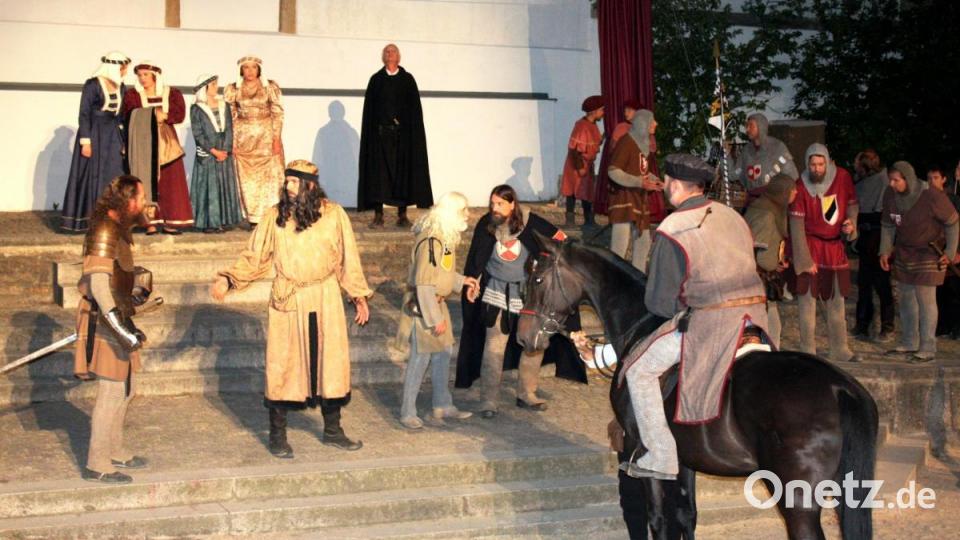 Große Aufregung auf der Schwarzenburg: Ein verwundeter Botschafter mit einem Pfeil im Rücken kündet den nahenden Krieg. Bild: lg