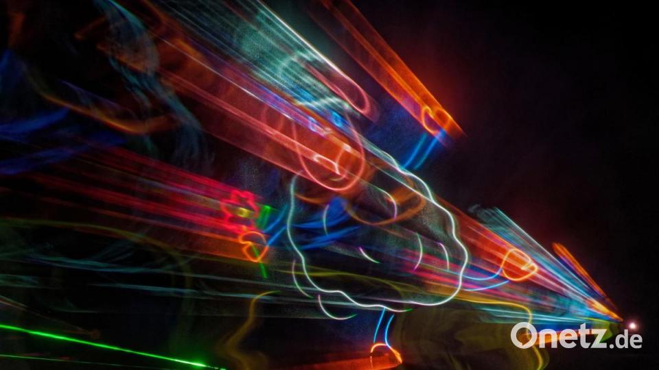 8000 Menschen ließen sich am Samstagabend von der Lasershow im Fischhofpark verzaubern. Der Tirschenreuther &quot;cooltour&quot;-Sommer ist zur Marke geworden und lockt die Leute aus nah und fern. Bild: tr